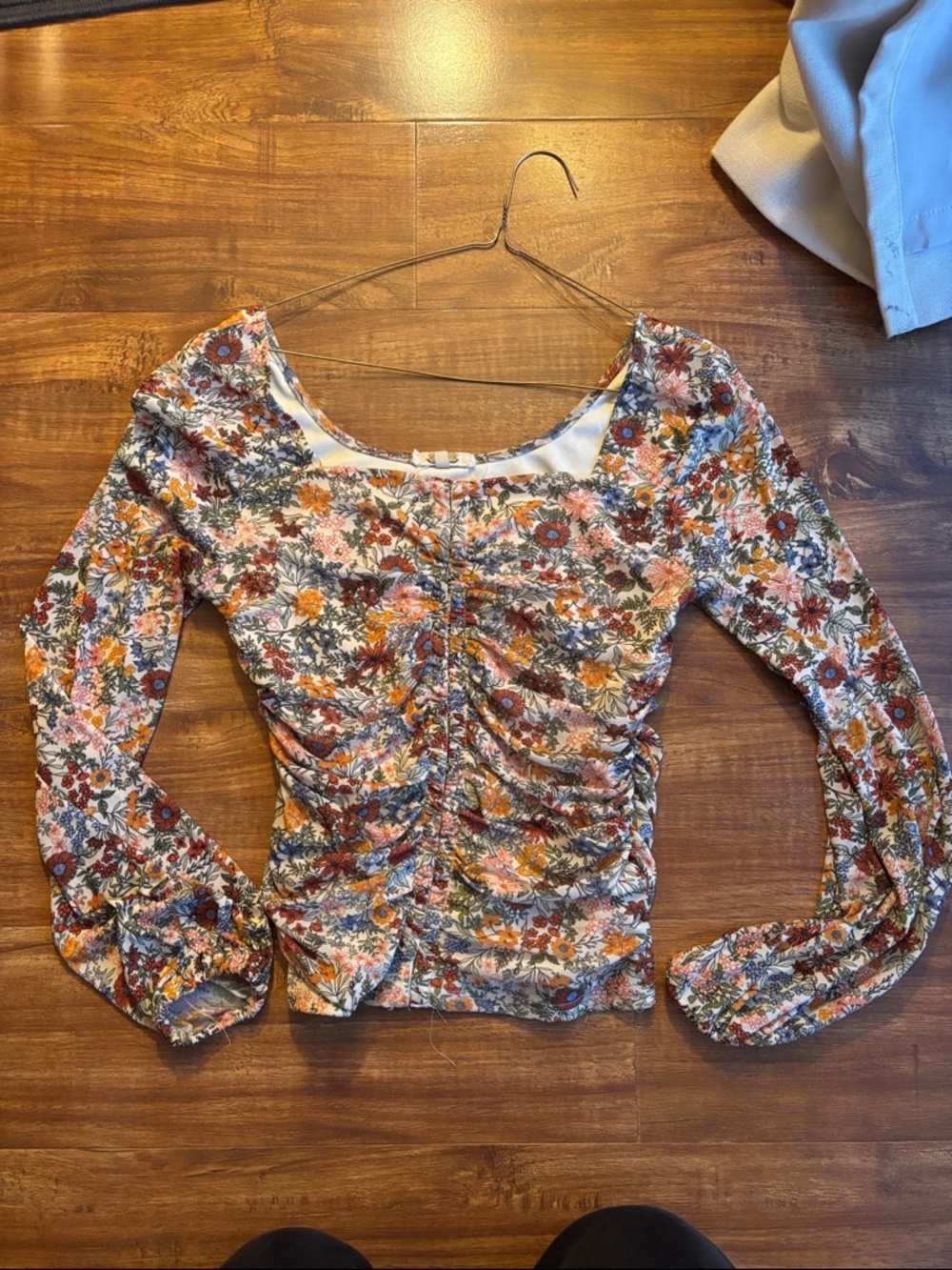 Gimmicks by BKE White Floral Ruched Long-Sleeve Blouse